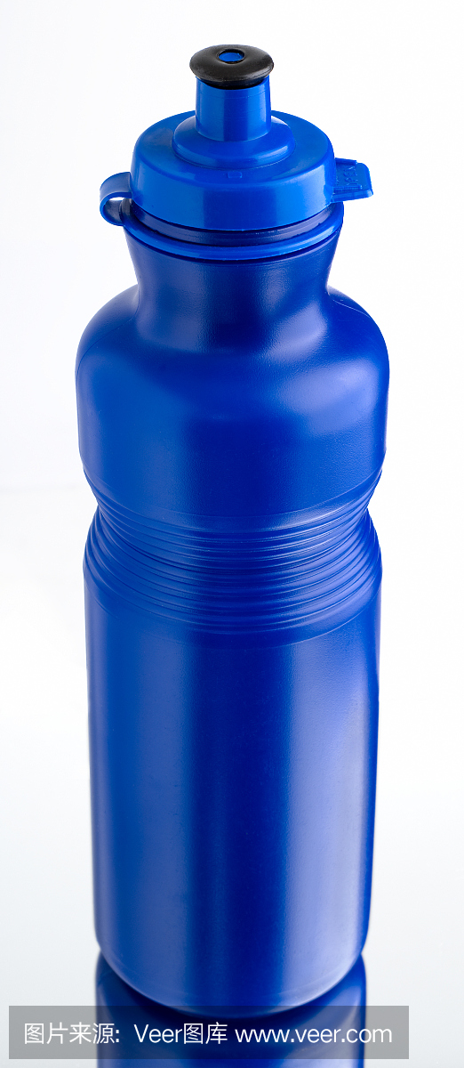 蓝色塑料瓶的水