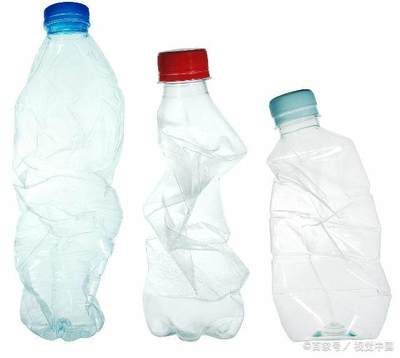 这3种塑料瓶,只有第2种可以装热水,其余2个要尽快丢掉