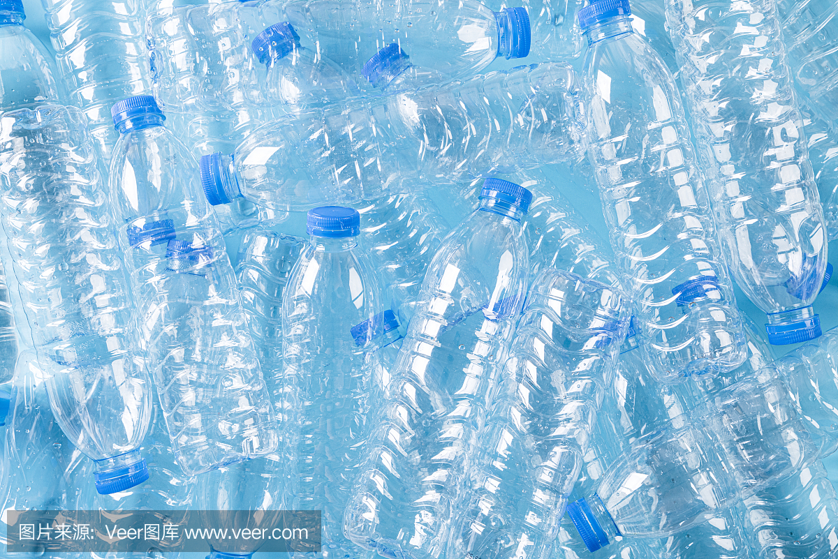 俯视图蓝色塑料瓶背景。回收和世界环境日的概念